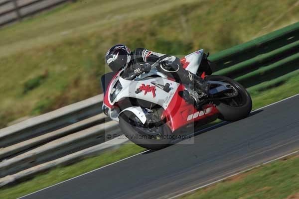 Mallory park Leicestershire;Mallory park photographs;Motorcycle action photographs;event digital images;eventdigitalimages;mallory park;no limits trackday;peter wileman photography;trackday;trackday digital images;trackday photos