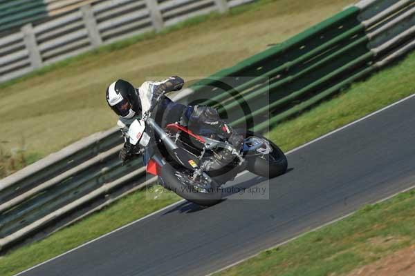 Mallory park Leicestershire;Mallory park photographs;Motorcycle action photographs;event digital images;eventdigitalimages;mallory park;no limits trackday;peter wileman photography;trackday;trackday digital images;trackday photos