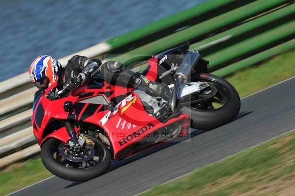 Mallory park Leicestershire;Mallory park photographs;Motorcycle action photographs;event digital images;eventdigitalimages;mallory park;no limits trackday;peter wileman photography;trackday;trackday digital images;trackday photos