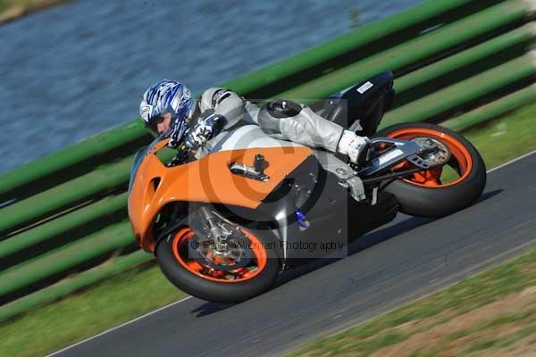 Mallory park Leicestershire;Mallory park photographs;Motorcycle action photographs;event digital images;eventdigitalimages;mallory park;no limits trackday;peter wileman photography;trackday;trackday digital images;trackday photos