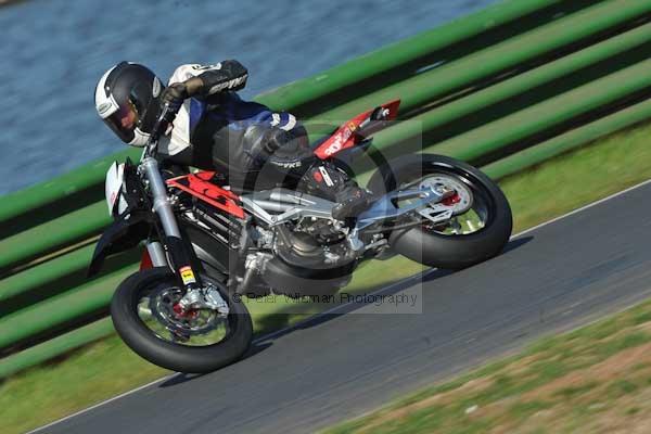Mallory park Leicestershire;Mallory park photographs;Motorcycle action photographs;event digital images;eventdigitalimages;mallory park;no limits trackday;peter wileman photography;trackday;trackday digital images;trackday photos