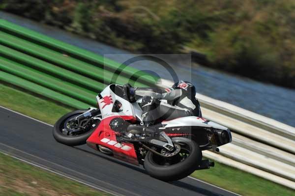 Mallory park Leicestershire;Mallory park photographs;Motorcycle action photographs;event digital images;eventdigitalimages;mallory park;no limits trackday;peter wileman photography;trackday;trackday digital images;trackday photos