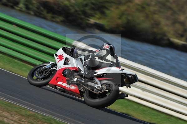 Mallory park Leicestershire;Mallory park photographs;Motorcycle action photographs;event digital images;eventdigitalimages;mallory park;no limits trackday;peter wileman photography;trackday;trackday digital images;trackday photos
