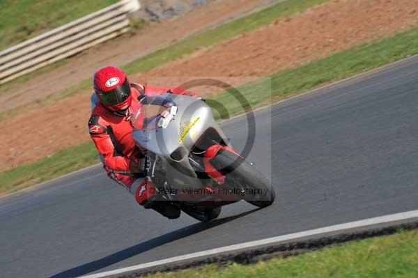 Mallory park Leicestershire;Mallory park photographs;Motorcycle action photographs;event digital images;eventdigitalimages;mallory park;no limits trackday;peter wileman photography;trackday;trackday digital images;trackday photos
