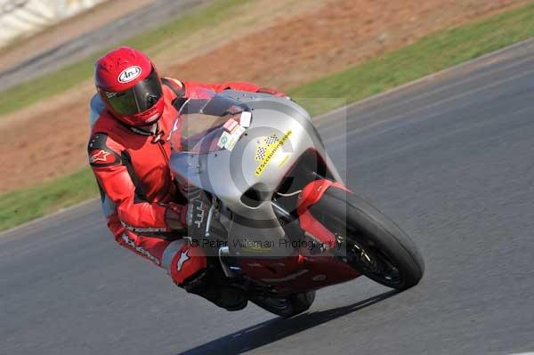 Mallory park Leicestershire;Mallory park photographs;Motorcycle action photographs;event digital images;eventdigitalimages;mallory park;no limits trackday;peter wileman photography;trackday;trackday digital images;trackday photos