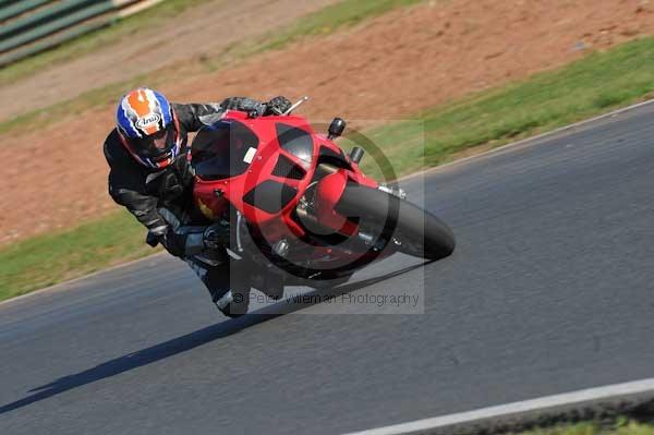 Mallory park Leicestershire;Mallory park photographs;Motorcycle action photographs;event digital images;eventdigitalimages;mallory park;no limits trackday;peter wileman photography;trackday;trackday digital images;trackday photos