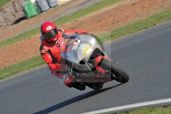Mallory park Leicestershire;Mallory park photographs;Motorcycle action photographs;event digital images;eventdigitalimages;mallory park;no limits trackday;peter wileman photography;trackday;trackday digital images;trackday photos