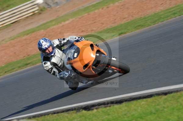 Mallory park Leicestershire;Mallory park photographs;Motorcycle action photographs;event digital images;eventdigitalimages;mallory park;no limits trackday;peter wileman photography;trackday;trackday digital images;trackday photos