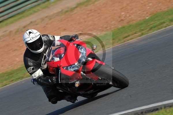 Mallory park Leicestershire;Mallory park photographs;Motorcycle action photographs;event digital images;eventdigitalimages;mallory park;no limits trackday;peter wileman photography;trackday;trackday digital images;trackday photos