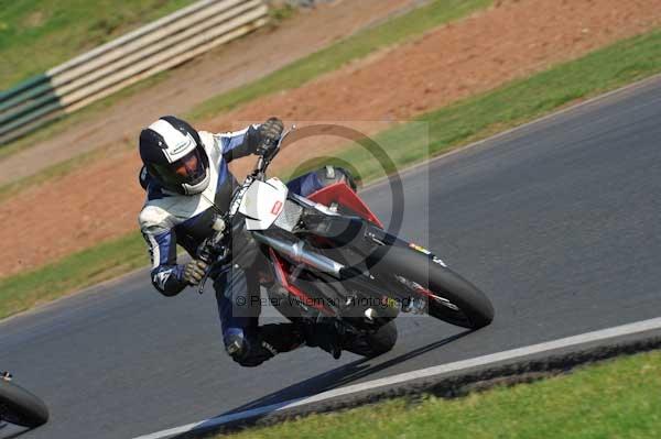 Mallory park Leicestershire;Mallory park photographs;Motorcycle action photographs;event digital images;eventdigitalimages;mallory park;no limits trackday;peter wileman photography;trackday;trackday digital images;trackday photos