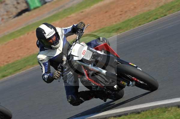 Mallory park Leicestershire;Mallory park photographs;Motorcycle action photographs;event digital images;eventdigitalimages;mallory park;no limits trackday;peter wileman photography;trackday;trackday digital images;trackday photos