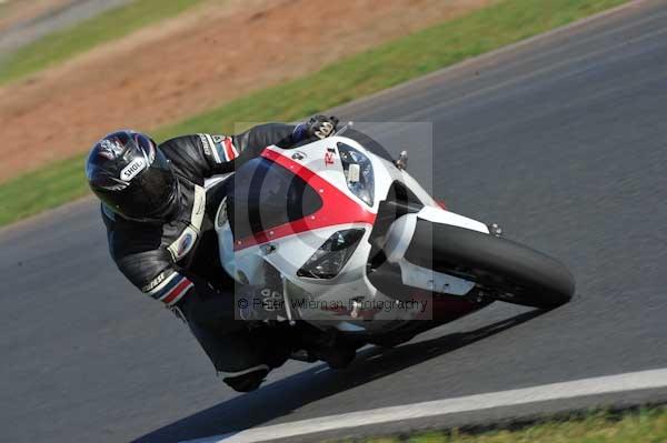 Mallory park Leicestershire;Mallory park photographs;Motorcycle action photographs;event digital images;eventdigitalimages;mallory park;no limits trackday;peter wileman photography;trackday;trackday digital images;trackday photos