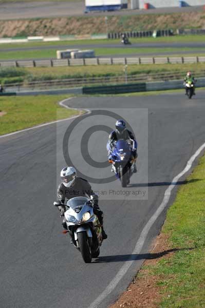 Mallory park Leicestershire;Mallory park photographs;Motorcycle action photographs;event digital images;eventdigitalimages;mallory park;no limits trackday;peter wileman photography;trackday;trackday digital images;trackday photos