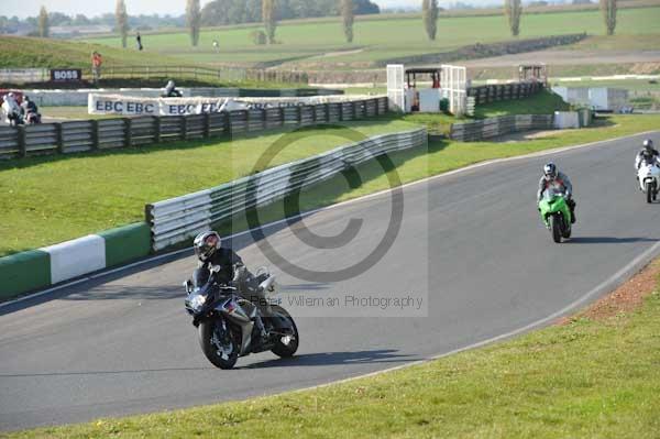 Mallory park Leicestershire;Mallory park photographs;Motorcycle action photographs;event digital images;eventdigitalimages;mallory park;no limits trackday;peter wileman photography;trackday;trackday digital images;trackday photos