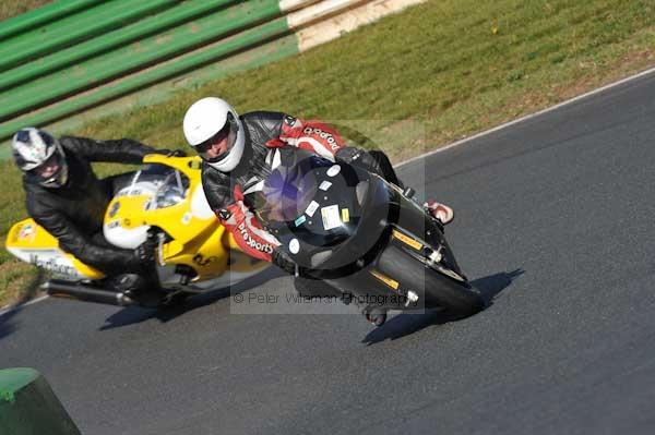 Mallory park Leicestershire;Mallory park photographs;Motorcycle action photographs;event digital images;eventdigitalimages;mallory park;no limits trackday;peter wileman photography;trackday;trackday digital images;trackday photos