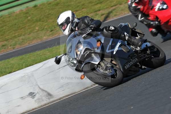 Mallory park Leicestershire;Mallory park photographs;Motorcycle action photographs;event digital images;eventdigitalimages;mallory park;no limits trackday;peter wileman photography;trackday;trackday digital images;trackday photos