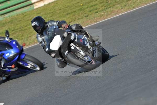 Mallory park Leicestershire;Mallory park photographs;Motorcycle action photographs;event digital images;eventdigitalimages;mallory park;no limits trackday;peter wileman photography;trackday;trackday digital images;trackday photos