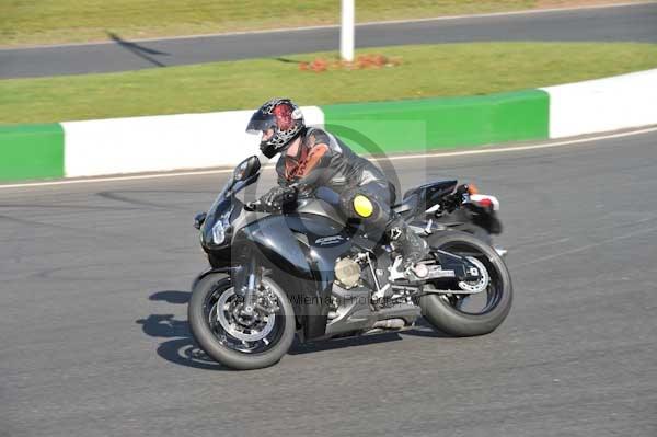 Mallory park Leicestershire;Mallory park photographs;Motorcycle action photographs;event digital images;eventdigitalimages;mallory park;no limits trackday;peter wileman photography;trackday;trackday digital images;trackday photos