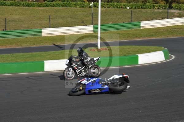 Mallory park Leicestershire;Mallory park photographs;Motorcycle action photographs;event digital images;eventdigitalimages;mallory park;no limits trackday;peter wileman photography;trackday;trackday digital images;trackday photos