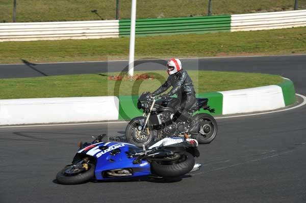 Mallory park Leicestershire;Mallory park photographs;Motorcycle action photographs;event digital images;eventdigitalimages;mallory park;no limits trackday;peter wileman photography;trackday;trackday digital images;trackday photos