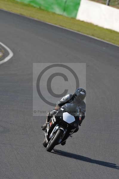 Mallory park Leicestershire;Mallory park photographs;Motorcycle action photographs;event digital images;eventdigitalimages;mallory park;no limits trackday;peter wileman photography;trackday;trackday digital images;trackday photos