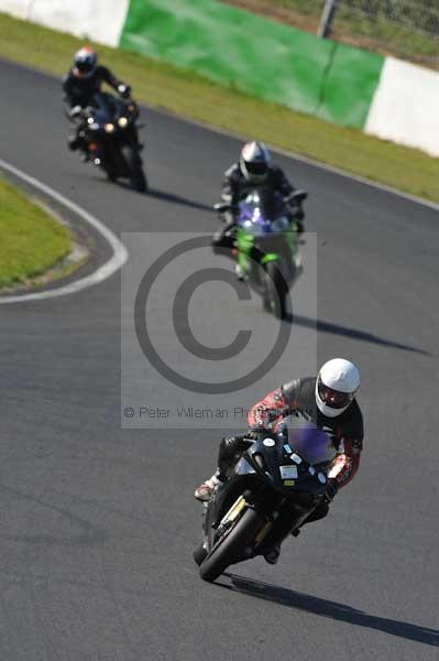 Mallory park Leicestershire;Mallory park photographs;Motorcycle action photographs;event digital images;eventdigitalimages;mallory park;no limits trackday;peter wileman photography;trackday;trackday digital images;trackday photos