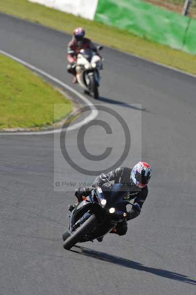 Mallory park Leicestershire;Mallory park photographs;Motorcycle action photographs;event digital images;eventdigitalimages;mallory park;no limits trackday;peter wileman photography;trackday;trackday digital images;trackday photos