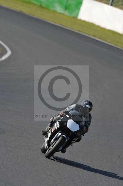 Mallory park Leicestershire;Mallory park photographs;Motorcycle action photographs;event digital images;eventdigitalimages;mallory park;no limits trackday;peter wileman photography;trackday;trackday digital images;trackday photos
