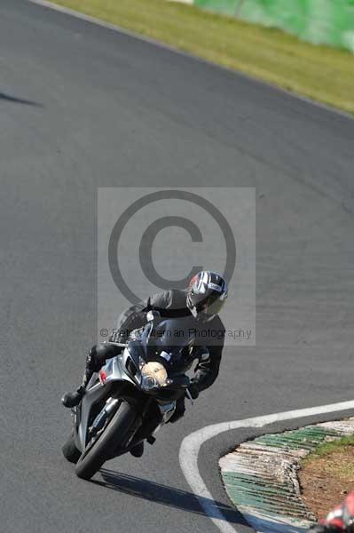 Mallory park Leicestershire;Mallory park photographs;Motorcycle action photographs;event digital images;eventdigitalimages;mallory park;no limits trackday;peter wileman photography;trackday;trackday digital images;trackday photos