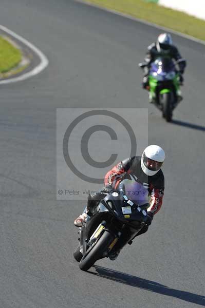 Mallory park Leicestershire;Mallory park photographs;Motorcycle action photographs;event digital images;eventdigitalimages;mallory park;no limits trackday;peter wileman photography;trackday;trackday digital images;trackday photos