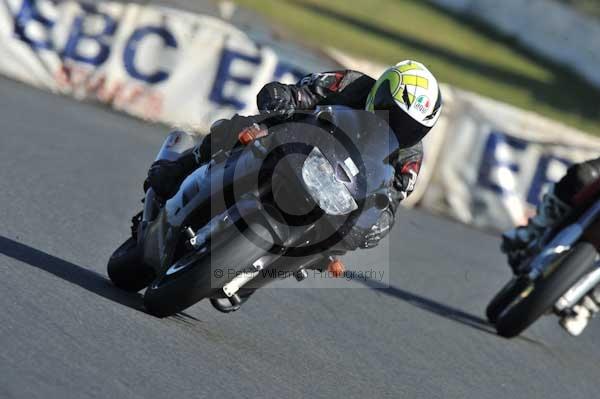 Mallory park Leicestershire;Mallory park photographs;Motorcycle action photographs;event digital images;eventdigitalimages;mallory park;no limits trackday;peter wileman photography;trackday;trackday digital images;trackday photos