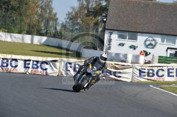 Mallory park Leicestershire;Mallory park photographs;Motorcycle action photographs;event digital images;eventdigitalimages;mallory park;no limits trackday;peter wileman photography;trackday;trackday digital images;trackday photos