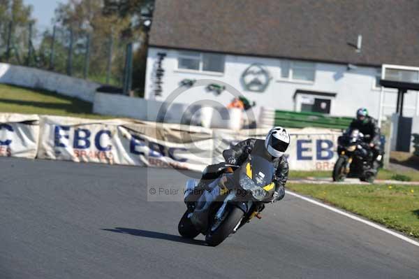 Mallory park Leicestershire;Mallory park photographs;Motorcycle action photographs;event digital images;eventdigitalimages;mallory park;no limits trackday;peter wileman photography;trackday;trackday digital images;trackday photos