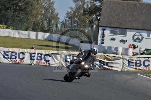 Mallory park Leicestershire;Mallory park photographs;Motorcycle action photographs;event digital images;eventdigitalimages;mallory park;no limits trackday;peter wileman photography;trackday;trackday digital images;trackday photos