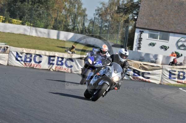 Mallory park Leicestershire;Mallory park photographs;Motorcycle action photographs;event digital images;eventdigitalimages;mallory park;no limits trackday;peter wileman photography;trackday;trackday digital images;trackday photos