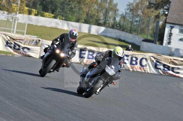 Mallory park Leicestershire;Mallory park photographs;Motorcycle action photographs;event digital images;eventdigitalimages;mallory park;no limits trackday;peter wileman photography;trackday;trackday digital images;trackday photos