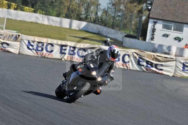 Mallory park Leicestershire;Mallory park photographs;Motorcycle action photographs;event digital images;eventdigitalimages;mallory park;no limits trackday;peter wileman photography;trackday;trackday digital images;trackday photos