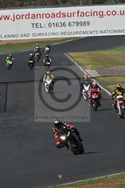 Mallory park Leicestershire;Mallory park photographs;Motorcycle action photographs;event digital images;eventdigitalimages;mallory park;no limits trackday;peter wileman photography;trackday;trackday digital images;trackday photos