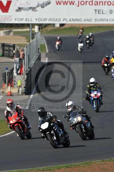 Mallory park Leicestershire;Mallory park photographs;Motorcycle action photographs;event digital images;eventdigitalimages;mallory park;no limits trackday;peter wileman photography;trackday;trackday digital images;trackday photos