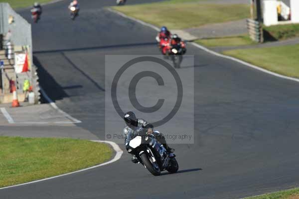 Mallory park Leicestershire;Mallory park photographs;Motorcycle action photographs;event digital images;eventdigitalimages;mallory park;no limits trackday;peter wileman photography;trackday;trackday digital images;trackday photos