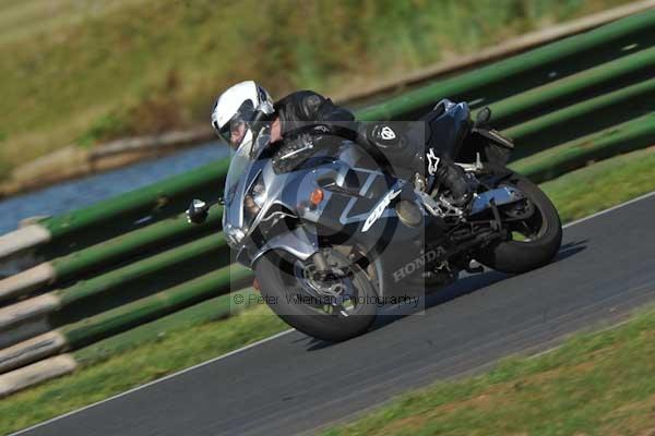 Mallory park Leicestershire;Mallory park photographs;Motorcycle action photographs;event digital images;eventdigitalimages;mallory park;no limits trackday;peter wileman photography;trackday;trackday digital images;trackday photos