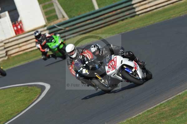 Mallory park Leicestershire;Mallory park photographs;Motorcycle action photographs;event digital images;eventdigitalimages;mallory park;no limits trackday;peter wileman photography;trackday;trackday digital images;trackday photos