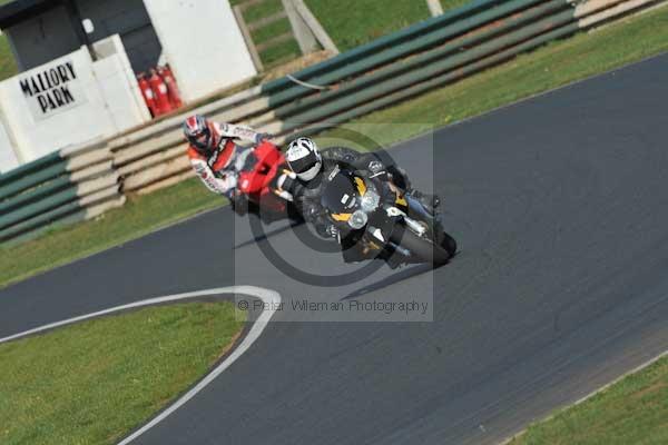 Mallory park Leicestershire;Mallory park photographs;Motorcycle action photographs;event digital images;eventdigitalimages;mallory park;no limits trackday;peter wileman photography;trackday;trackday digital images;trackday photos