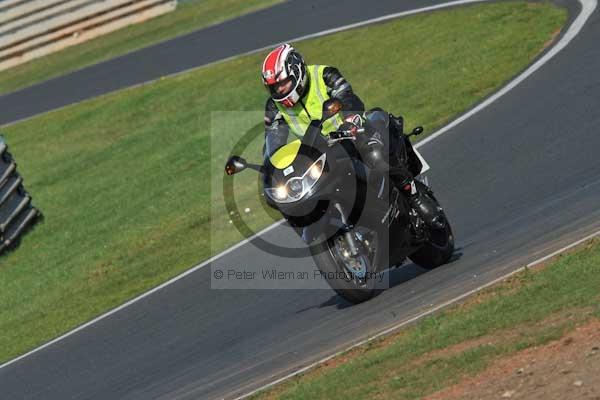 Mallory park Leicestershire;Mallory park photographs;Motorcycle action photographs;event digital images;eventdigitalimages;mallory park;no limits trackday;peter wileman photography;trackday;trackday digital images;trackday photos