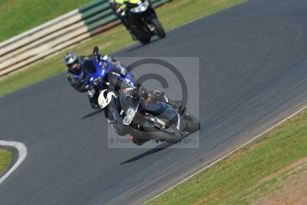 Mallory park Leicestershire;Mallory park photographs;Motorcycle action photographs;event digital images;eventdigitalimages;mallory park;no limits trackday;peter wileman photography;trackday;trackday digital images;trackday photos