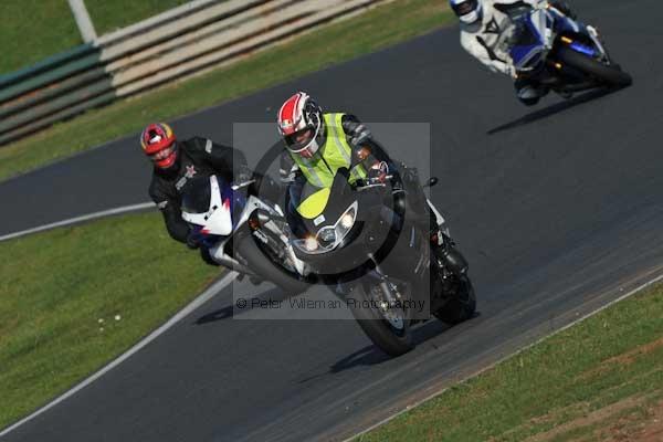 Mallory park Leicestershire;Mallory park photographs;Motorcycle action photographs;event digital images;eventdigitalimages;mallory park;no limits trackday;peter wileman photography;trackday;trackday digital images;trackday photos