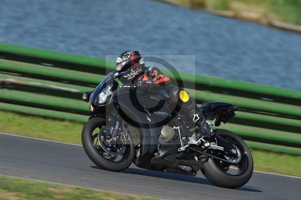 Mallory park Leicestershire;Mallory park photographs;Motorcycle action photographs;event digital images;eventdigitalimages;mallory park;no limits trackday;peter wileman photography;trackday;trackday digital images;trackday photos