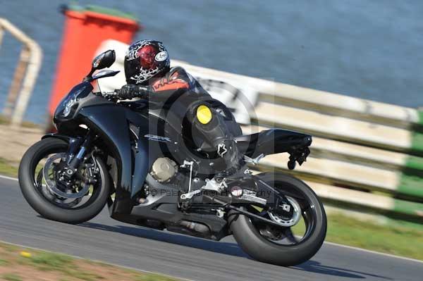 Mallory park Leicestershire;Mallory park photographs;Motorcycle action photographs;event digital images;eventdigitalimages;mallory park;no limits trackday;peter wileman photography;trackday;trackday digital images;trackday photos