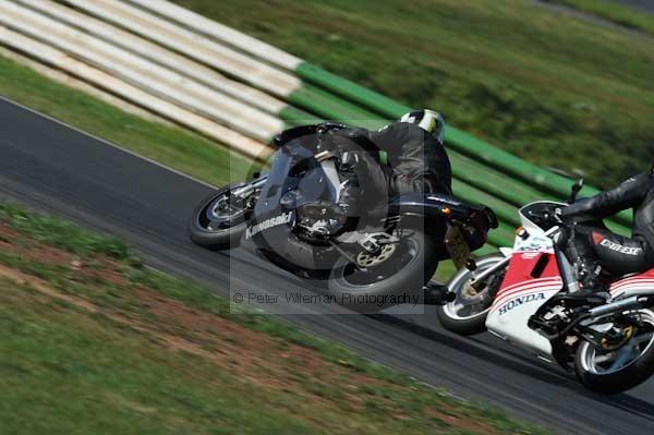 Mallory park Leicestershire;Mallory park photographs;Motorcycle action photographs;event digital images;eventdigitalimages;mallory park;no limits trackday;peter wileman photography;trackday;trackday digital images;trackday photos