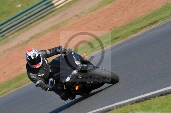 Mallory park Leicestershire;Mallory park photographs;Motorcycle action photographs;event digital images;eventdigitalimages;mallory park;no limits trackday;peter wileman photography;trackday;trackday digital images;trackday photos